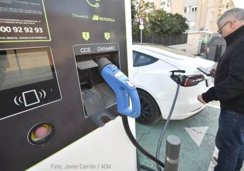 Cargando un coche electrico