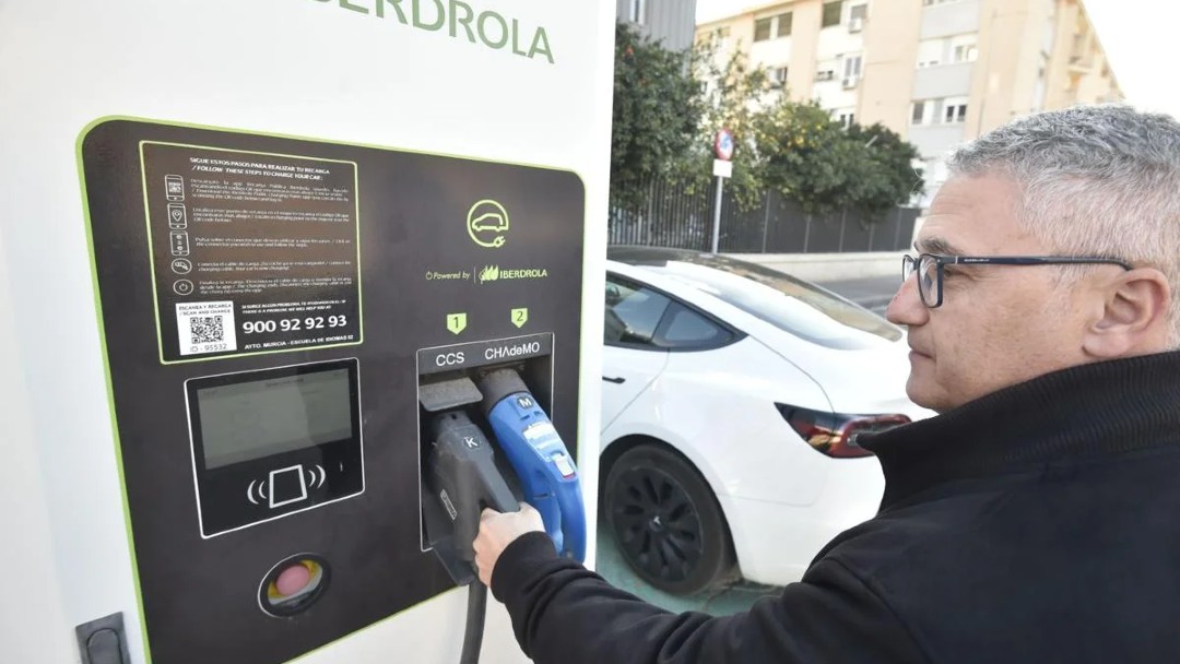 Cargando un coche eléctrico